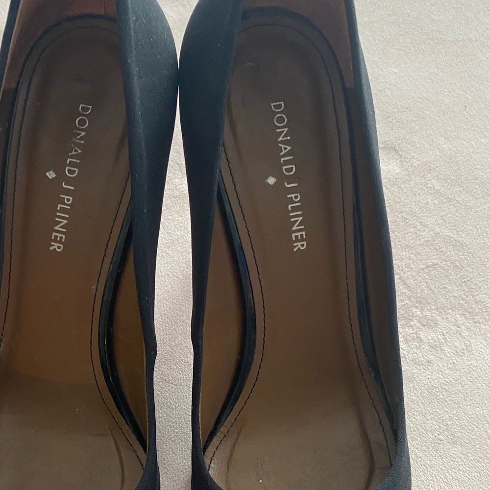 Satin finish pump in black